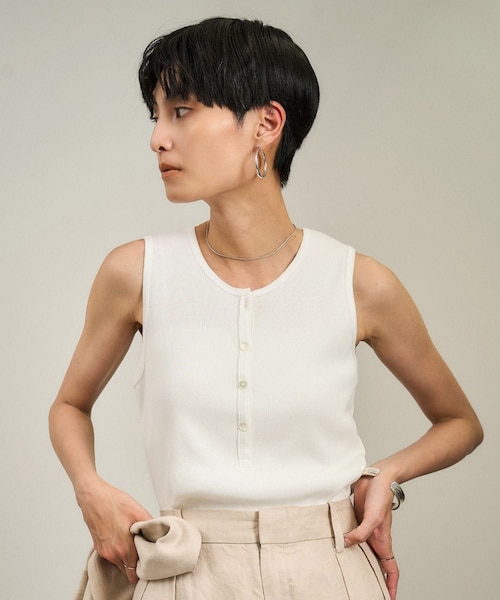 ADAM ET ROPE'（アダムエロペ）の「【WEB限定】プリマベールリブヘンリーネックノースリーブプルオーバー［UVケア・洗える］（タンクトップ・レディース・ブラック/チャコール/オフホワイト・F）」の18枚目の写真