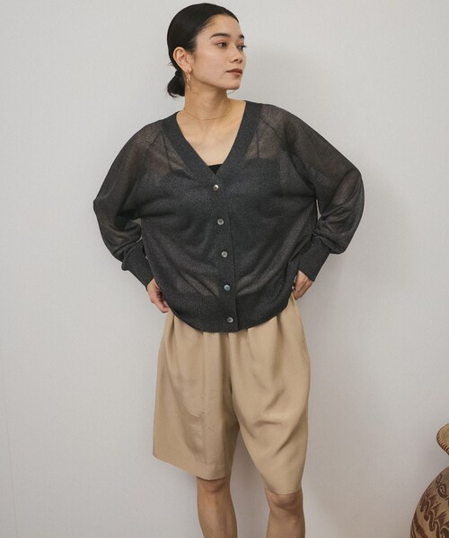 ADAM ET ROPE'（アダムエロペ）の「ブライトラメVネックシアーカーディガン［一部WEB限定カラー・手洗い可能］（カーディガン/ボレロ・レディース・ブラック/グレー/ピンク/ゴールド/シルバー/ライトグレー・F）」の21枚目の写真