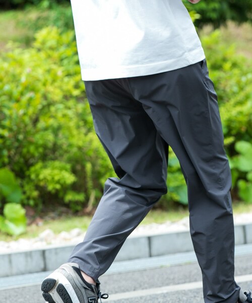 ITEMS URBANRESEARCH(アイテムズ アーバンリサーチ)の「シルキーナイロン 多機能 タックパンツ(その他パンツ・メンズ・CHA/BLK/NVY・M/L)」の13枚目の写真