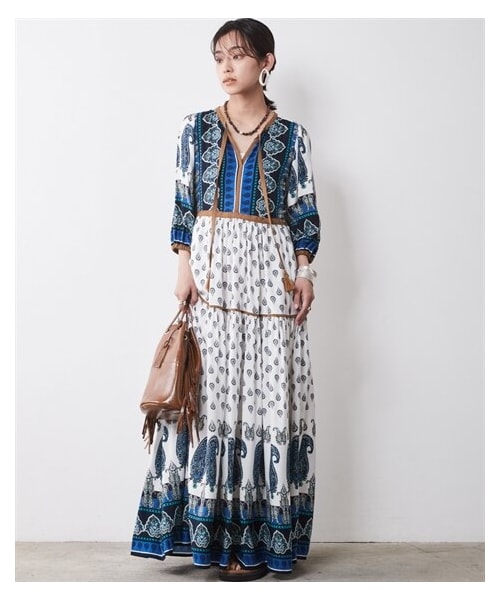 nissen（ニッセン）の「エスニックパネルプリントマキシワンピース＜大きいサイズ有＞シックスタイル（ワンピース・レディース・オフホワイト系/黒系/ブルー系/ネイビー系・6L/8L/10L/M）」の2枚目の写真