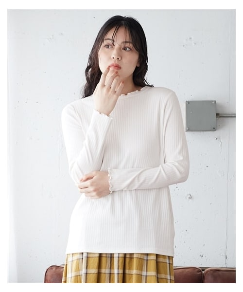 nissen（ニッセン）の「大きいサイズ　重ね着に便利！ＵＶカットメローフリル使いリブトップス（Tシャツ/カットソー・レディース・オフホワイト/セージグリーン/黒/ベイクドピンク/杢グレー/ベイクドオレンジ/モカ/ラベンダー/ソフトピンク・L/LL/3L/4L/5L/6L/8L/10L）」の7枚目の写真