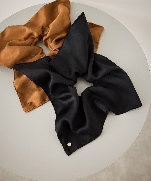ROPE' PICNIC(ロペピクニック)の「チャーム付きサテンボリュームスクエアシュシュ(ヘアゴム・レディース・ブラック/キャメル系/ベージュ・F)」の16枚目の写真