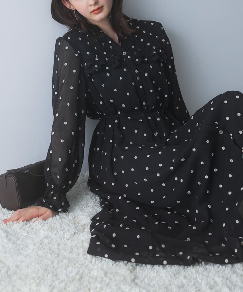 URBAN RESEARCH ROSSO（アーバンリサーチロッソ）の「『WEB限定』フラワー刺繍ピンタックフリルワンピース（ワンピース・レディース・BLACK・Free）」の2枚目の写真