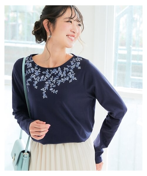 nissen（ニッセン）の「綿１００％長袖プリントAラインチュニックTシャツ（ＵＶカット）＜大きいサイズ有＞（チュニック・レディース・ダスティピンク:胸ロゴ/オフホワイト:サークルロゴ/黒:タテロゴ/杢グレー:胸ネコ/モカ:ロゴネコ/ネイビー:衿フラワー/[ドロップ]オフホワイト:胸ロゴ・S/M/L/LL/3L/4L/5L/6L）」の5枚目の写真