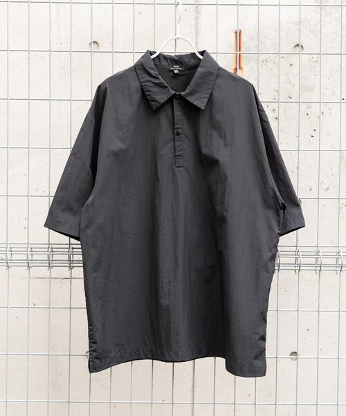 ITEMS URBANRESEARCH(アイテムズ アーバンリサーチ)の「『撥水/イージーケア/接触冷感/UVカット』タスランナイロンスナップボタンポロシャツ(ポロシャツ・メンズ・NVY/CHA/BLK・M/L)」の1枚目の写真