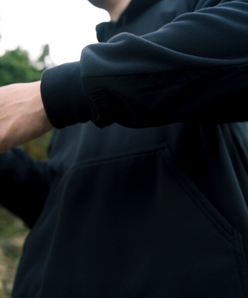 URBAN RESEARCH（アーバンリサーチ）の「WILDTHINGS×LAKE SEEKERS　POLARTEC DRAWSTRING HOOD（パーカー・メンズ・Black・M/L/XL）」の12枚目の写真