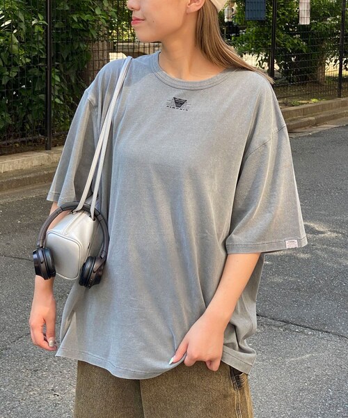 CIAOPANIC（チャオパニック）の「【ユニセックス】ピグメント加工ワンポイント刺繍Tシャツ（Tシャツ/カットソー・レディース・ブルー/グレー/チャコールグレー・F）」の3枚目の写真