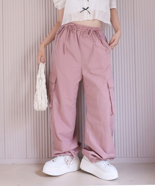 one after another NICE CLAUP(ワンアフターアナザーナイスクラップ)の「サイドレースカーゴパンツ(カーゴパンツ・レディース・オフホワイト/ピンク/チャコールグレー・FREE)」の3枚目の写真