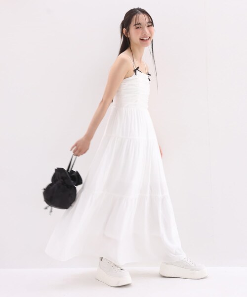 one after another NICE CLAUP(ワンアフターアナザーナイスクラップ)の「ヘアクリップリボン付き/ティアードキャミワンピース(ワンピース/ドレス・レディース・オフホワイト/ホワイト系その他/レッド/ブラック系その他・FREE)」の1枚目の写真