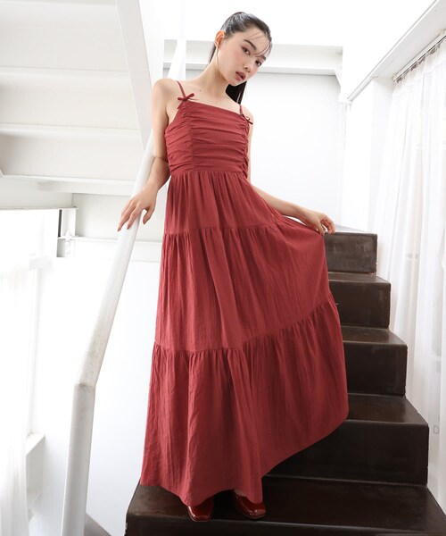 one after another NICE CLAUP(ワンアフターアナザーナイスクラップ)の「ヘアクリップリボン付き/ティアードキャミワンピース(ワンピース/ドレス・レディース・オフホワイト/ホワイト系その他/レッド/ブラック系その他・FREE)」の4枚目の写真