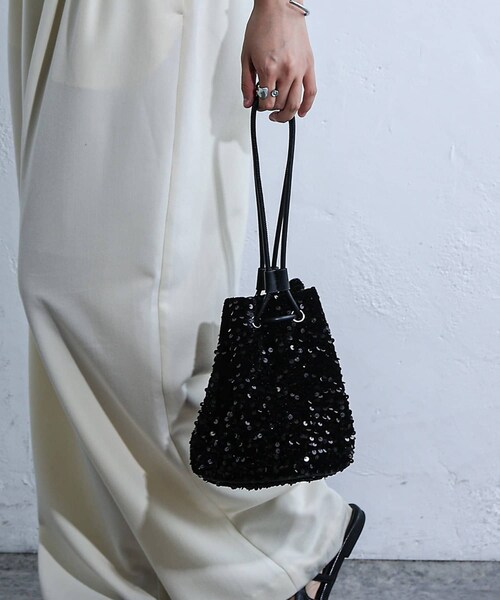 COLONY 2139(コロニートゥーワンスリーナイン)の「スパンコール巾着2wayバッグ(ショルダーバッグ・レディース・ブロンズ/シルバー/ブラック・F)」の2枚目の写真