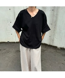 copine | 袖ロールアップＶネックTシャツ(ブラック)(Tシャツ/カットソー)