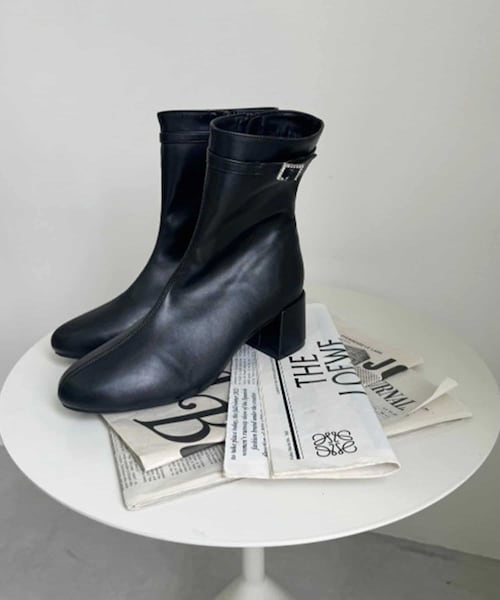 one after another NICE CLAUP（ワンアフターアナザーナイスクラップ）の「ビジューバックル付きショートブーツ（ブーツ・レディース・アイボリー/ブラック・1/2/3）」の2枚目の写真