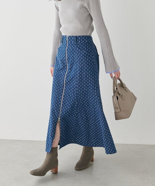 natural couture（ナチュラルクチュール）の「パンチングデニムZIPデザインスカート（デニムスカート・レディース・ブルー/インディゴブルー・FREE）」の2枚目の写真