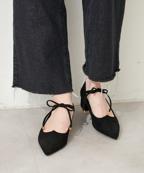 natural couture（ナチュラルクチュール）の「ハートカットリボンパンプス（その他シューズ・レディース・グレイッシュベージュ/ブラック・M/L）」の2枚目の写真