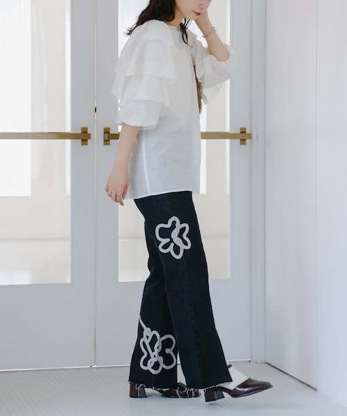 Kastane（カスタネ）の「【7.26(金)12:00発売/2サイズ展開】プリントフラワーデニム（デニムパンツ・レディース・インディゴブルー/ブラック・0/1）」の2枚目の写真