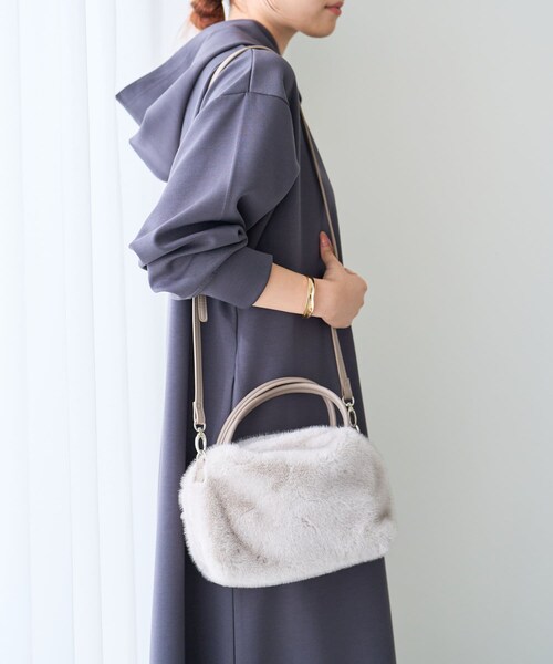 un dix cors（アンディコール）の「《予約》【cache cache】ミンク風エコファー2WAYボックストート（バッグ・レディース・ベージュ/ライトグレー・F）」の2枚目の写真