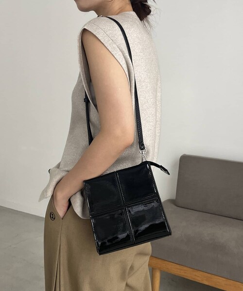 CAPRICIEUX LE'MAGE(カプリシューレマージュ)の「ブロッキングスクエアバッグ(ハンドバッグ・レディース・シルバー/ブラック・F)」の2枚目の写真