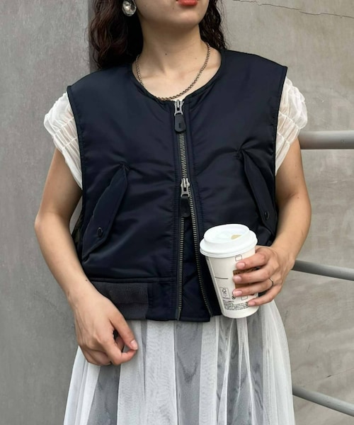 CIAOPANIC TYPY（チャオパニックティピー）の「【etsinta/エシンタ】クロップドMA1ベスト（ジャケット/アウター・レディース・カーキ/ブラック・ONE）」の2枚目の写真