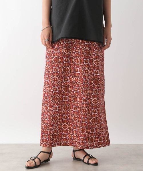 LEPSIM（レプシィム）の「アフリカンプリントナロースカート（スカート・レディース・レッド35/ブラウン55/ブルー85・FREE SIZE）」の4枚目の写真