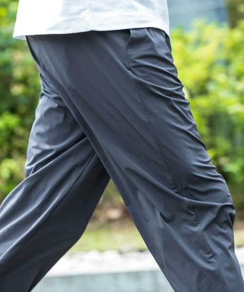ITEMS URBANRESEARCH(アイテムズ アーバンリサーチ)の「シルキーナイロン 多機能 タックパンツ(その他パンツ・メンズ・CHA/BLK/NVY・M/L)」の14枚目の写真