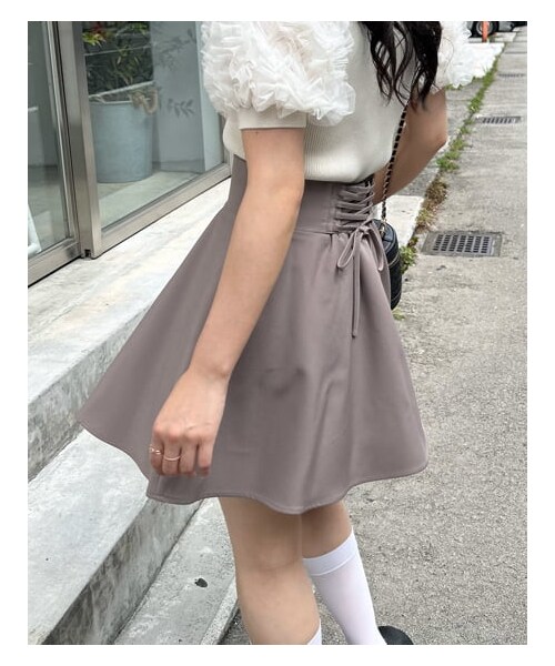 INGNI（イング）の「【秋の新作】BackレースUPフレアスカパン（スカート・レディース・ｸﾞﾚｰ/ﾁｪｯｸ/ｸﾛ/ﾗｲﾄﾍﾞｰｼﾞｭ/ﾓｶ・F）」の6枚目の写真