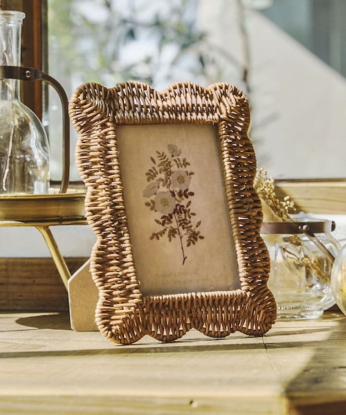 salut!（サリュ!）の「スカラップラタンフォトフレーム／natural