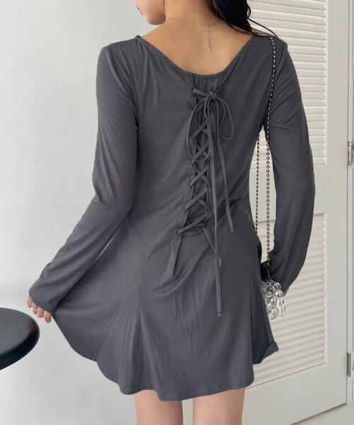 one after another NICE CLAUP（ワンアフターアナザーナイスクラップ）の「バックレースアップチュニック（チュニック・レディース・オフホワイト/アイボリー/チャコールグレー・FREE）」の3枚目の写真