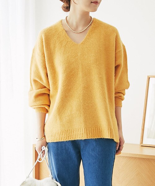 un dix cors（アンディコール）の「《予約》《柔らかく軽い着心地》ヤクライクVネックニット（ニット/セーター・レディース・エクリュ/イエロー/パープル/グレー/ブラック・F）」の5枚目の写真