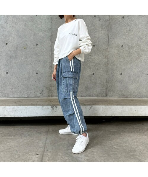 copine(コピン)の「サイドラインデニムカーゴパンツ(ケミカルウォッシュ)(デニムパンツ・レディース・ケミカルウォッシュ・F)」の1枚目の写真