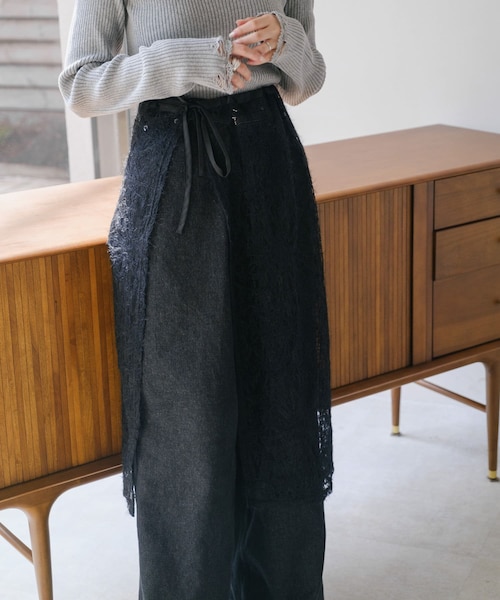 Kastane（カスタネ）の「【2024AWカタログ掲載】フェザーフラワーラップスカート（スカート・レディース・アイボリー/ブラック・F）」の2枚目の写真