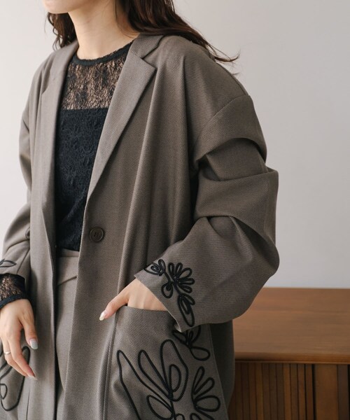 Kastane(カスタネ)の「【2024AWカタログ掲載/セットアップ対応】刺繍グランパジャケット(テーラードジャケット・レディース・ブラウン/グレー・F)」の2枚目の写真