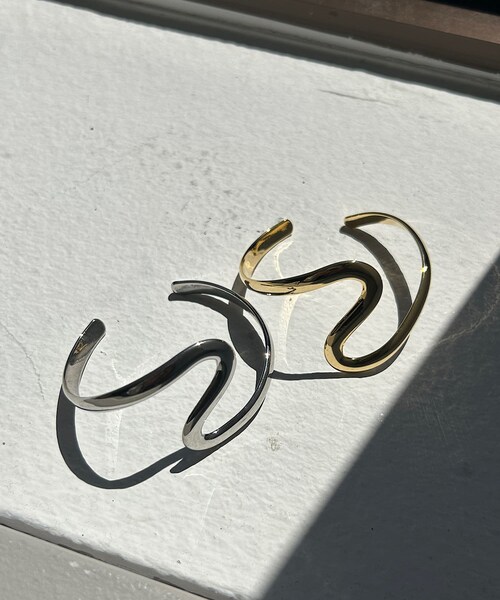 SHENERY（シーナリー）の「【こなれ感をプラス】ウェーブバングル（バングル/リストバンド・レディース・シルバー/ゴールド・F）」の2枚目の写真