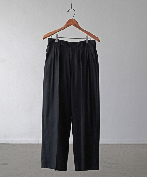 shiun（シウン）の「LINEN STRAIGHT TUCK TROUSERS（スラックス