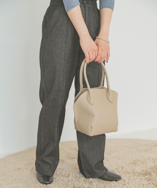 ITEMS URBANRESEARCH（アイテムズ アーバンリサーチ）の「ラウンドハンドバッグ（ハンドバッグ・レディース・BLK/BEG・-）」の2枚目の写真