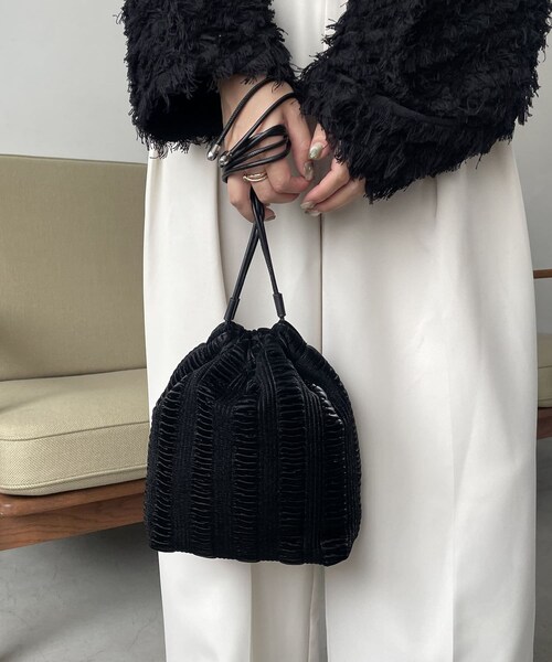 CAPRICIEUX LE'MAGE（カプリシューレマージュ）の「ギャザー巾着バッグ（バッグ・レディース・エクリュ/ブラック・F）」の2枚目の写真