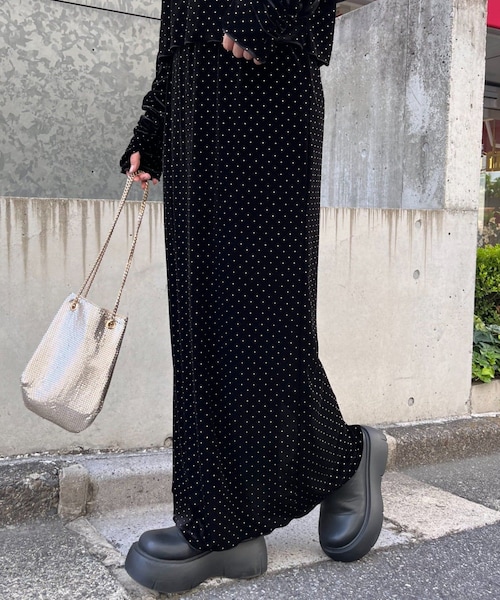 CIAOPANIC TYPY（チャオパニックティピー）の「【WILLOW】ベロアスタッズスカート（スカート・レディース・ベージュ/ブラック・ONE）」の2枚目の写真