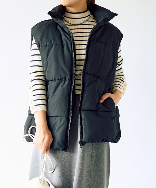 un dix cors（アンディコール）の「《予約》《小顔効果◎》スタンドカラー中綿ベスト（ダウンベスト・レディース・アイボリー/ブラック・F）」の2枚目の写真