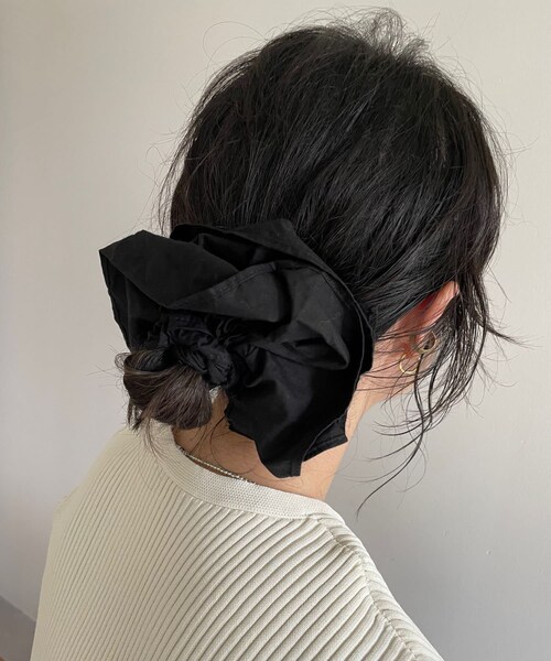 Omekashi（オメカシ）の「ボリュームフリルシュシュ（シュシュ・レディース・ベージュ/ブラック・ONE）」の2枚目の写真