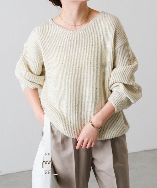 COLLAGE GALLARDAGALANTE（コラージュガリャルダガランテ）の「【ゆったりした着心地】スパンコール畦ニット（ニット/セーター・レディース・レッド/モカ/シルバー/オフホワイト/ミント/ネイビー・F）」の2枚目の写真