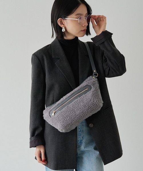 russet（ラシット）の「ボアボディバッグ（ボディバッグ/ウエストポーチ・レディース・グレー/グレーその他1・FREE）」の2枚目の写真