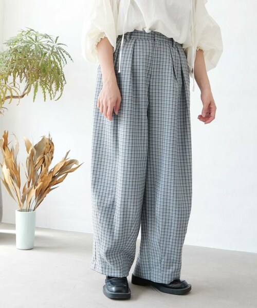 Crisp（クリスプ）の「チェックタックボリュームパンツ[c2R3543]（スラックス・レディース・ベージュ/ブルー・FREE）」の2枚目の写真