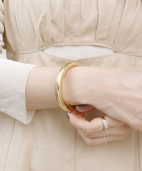 3coins（3coins）の「ワイドメタルバングル（バングル/リストバンド・レディース・シルバー/ゴールド・FREE）」の2枚目の写真