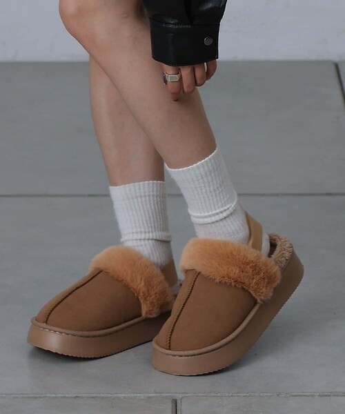 COLONY 2139（コロニートゥーワンスリーナイン）の「軽量厚底ファースリッポン（その他シューズ・レディース・ブラック/キャメル・M/L）」の2枚目の写真