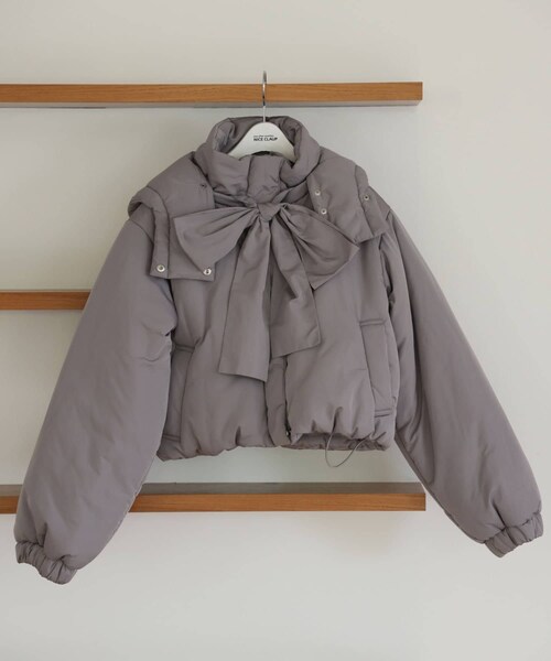 one after another NICE CLAUP（ワンアフターアナザーナイスクラップ）の「【premium order】リボン取り外し可/フェイクダウンジャケット（ダウンジャケット/コート・レディース・アイボリー/グレー/ブラック/その他1・FREE）」の3枚目の写真