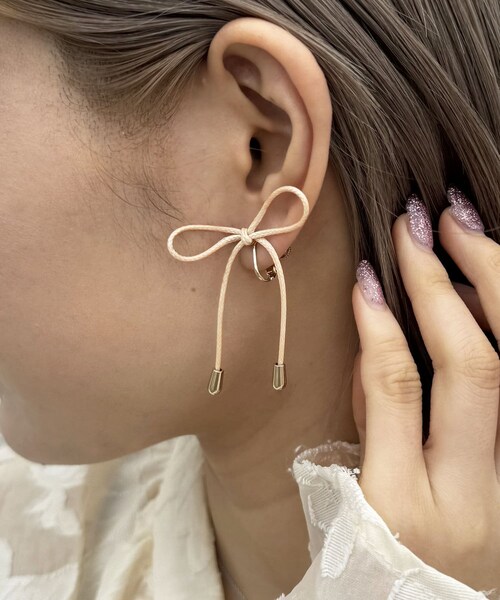 Lattice（Lattice）の「リボンイヤリング（イヤリング・レディース・アイボリー/ベージュ/ブラック・FREE）」の3枚目の写真