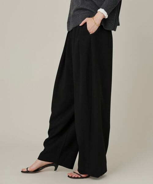 Curensology（カレンソロジー）の「ダブルクロスツータックパンツ