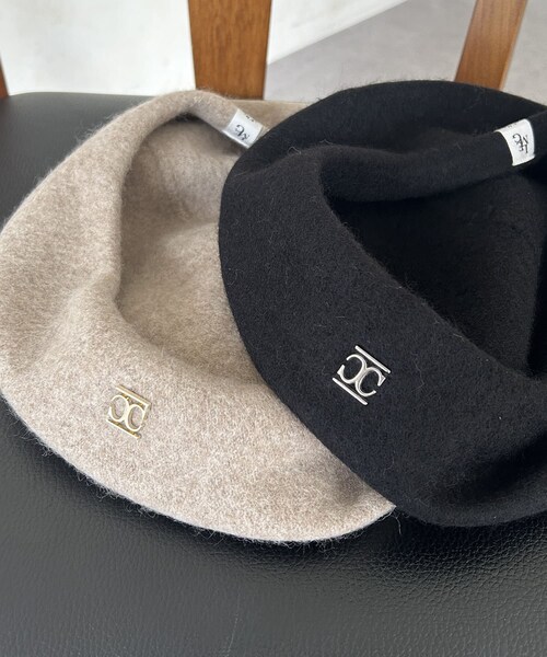 CAPRICIEUX LE'MAGE(カプリシューレマージュ)の「1ポイントベレー帽(ハンチング/ベレー帽・レディース・ベージュ/ブラック・F)」の2枚目の写真