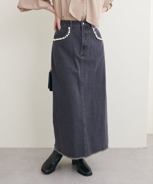 natural couture(ナチュラルクチュール)の「パール装飾デニムタイトスカート(デニムスカート・レディース・ブルー/ブラック・FREE)」の2枚目の写真