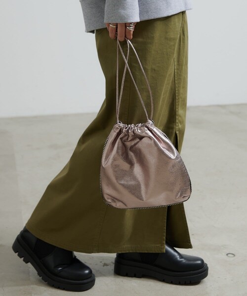 CIAOPANIC TYPY(チャオパニックティピー)の「コードレーンクラッシュメタル巾着BAG(バッグ・レディース・ブラック/シルバー/ミント/グレージュ/レッド・ONE)」の2枚目の写真